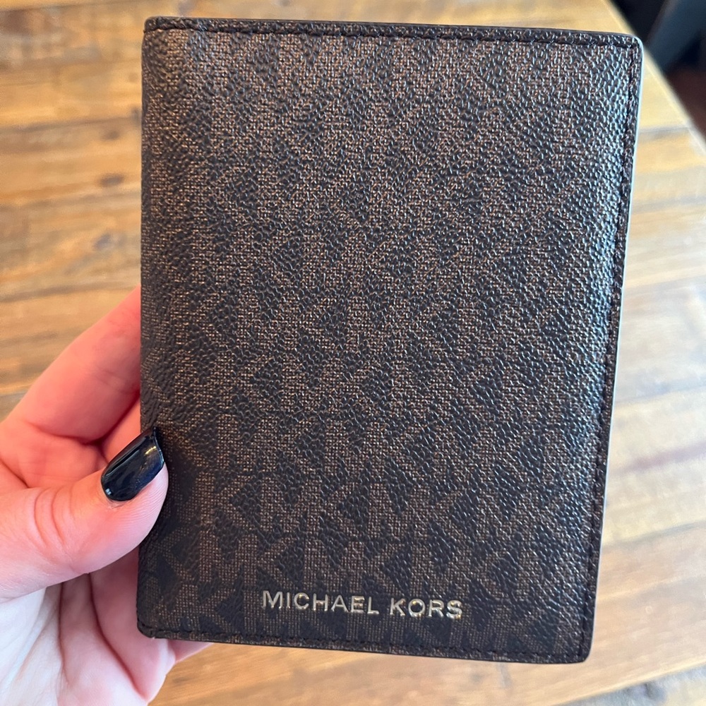 SOLD IN BOUTIQUE Michael Kors travel passport holder